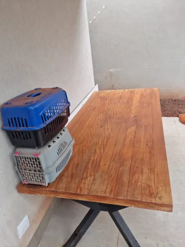 Mesa de madeira maciça