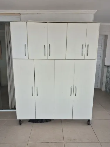 Armário com rodas