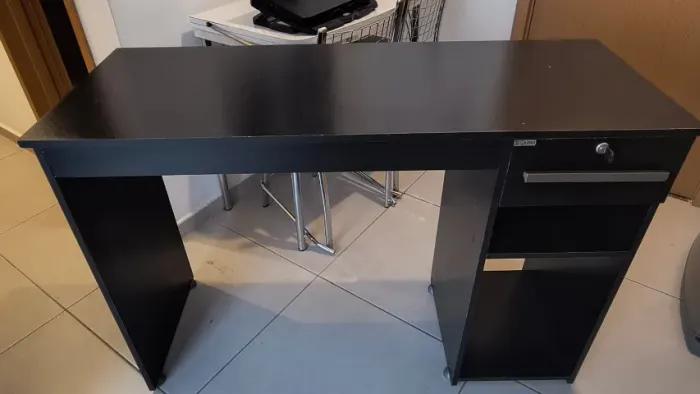Mesa de Escritório Preta 1,20m com Gaveta e Chave - Excelente Estado (Home Office/Estudos)