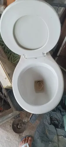 Vaso sanitário com descarga acoplada na cor branca Elizabeth