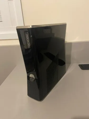 Xbox 360 Slim + 2 Controles Originais + 4 Jogos ? De Fábrica, Fonte Original