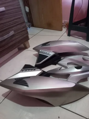 Aba do tanque e bananinhas da titan/ fan160