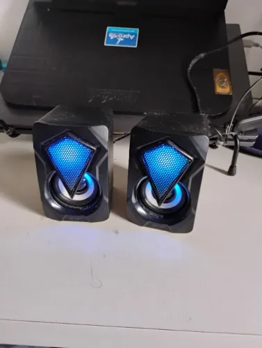 Caixa de som com LED USB e cabo P2