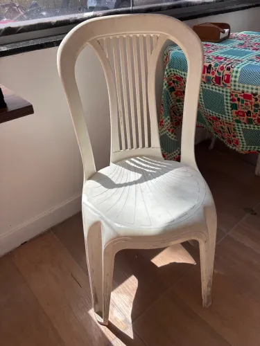 Cadeira Bistrô Branca de plástico