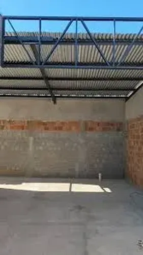 Galpão/ Sete Lagoas c/ cômodo fechado/ banheiro área total 360m2