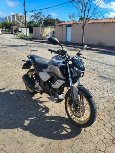 Yamaha FZ15 - Cinza 2025