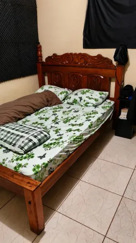 Cama de Madeira de Cerejeira 