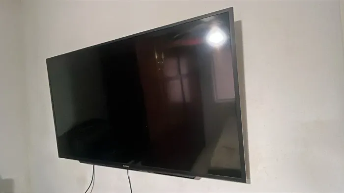 Vendo TV Sony 50 polegadas, muito conservada, com imagem nítida e cores vivas.