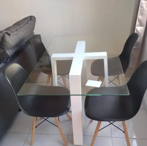 VENDO SÓ A MESA DE VIDRO (cadeiras não inclusa)