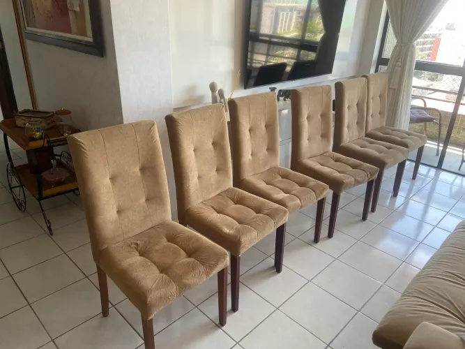 Vendo 6 cadeiras em perfeito estado de conservacao por R$ 600,00, conjunto.