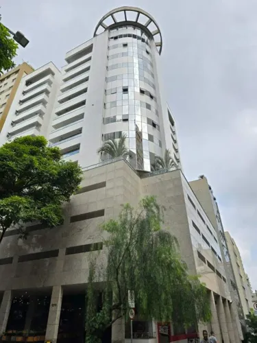 Apartamento à venda no Centro/Lourdes de BH | 1 quarto, frente, varanda e 1 vaga
