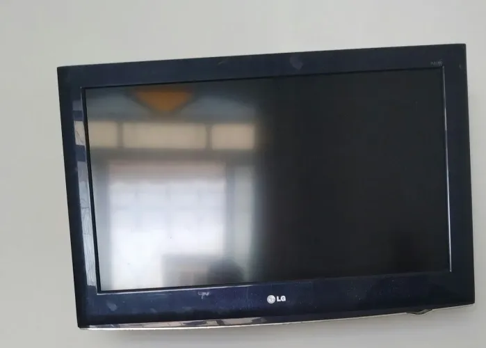 Vende-se uma TV com suporte para parede