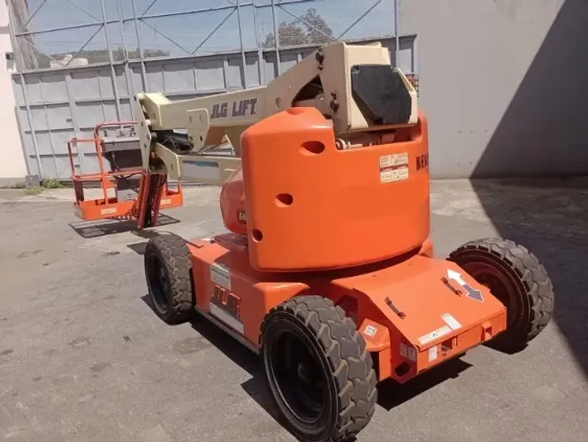 Plataforma elevatória JLG E450AJ
