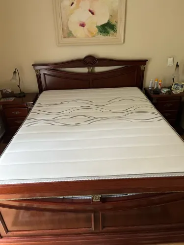Conjunto cama e mesa de cabeceira
