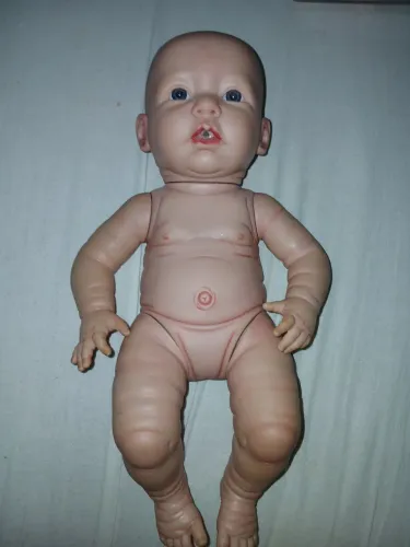 vendo bebê reborn, com traços realistas, brincos e roupinhas e um saquinho