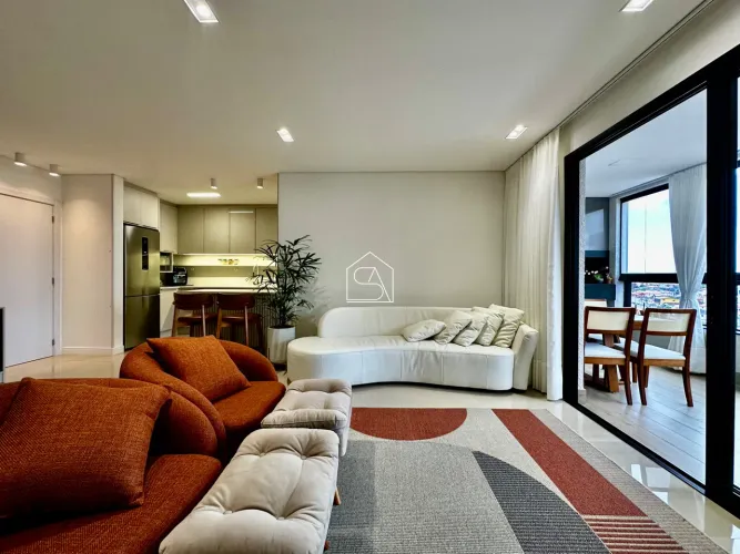 Amplo apartamento mobiliado, com 159m², 04 dormitórios, e vista mar.