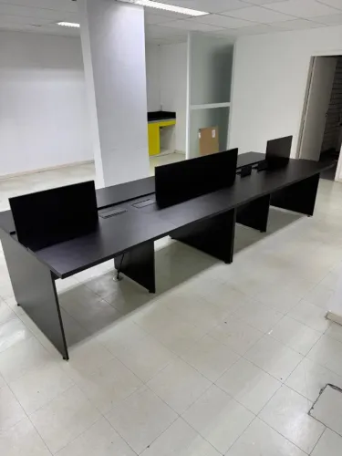 Estação / Mesa de escritório com tomadas - 8 lugares