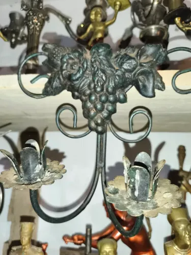 Dois castiçal de metal com desenho em uva linda peça para decoração duas unidades