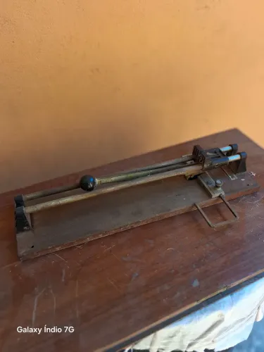 Riscador de azulejo e corta vidro.