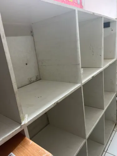 Prateleiras tipo nichos para loja ou deposito