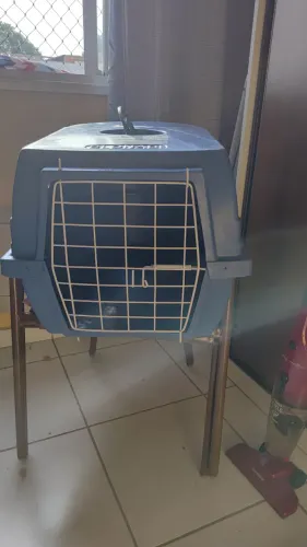 Caixa de transporte de PET para animais de porte médio.