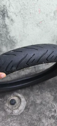 Pneu moto frisado