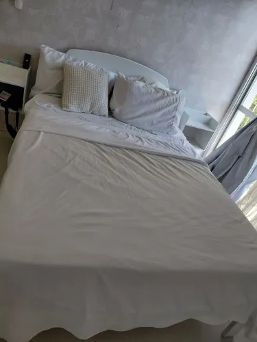 Cama de casal padrão.