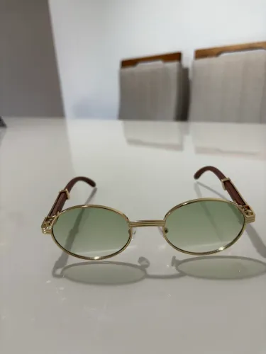 Óculos de Sol Retrô Dourado com Lentes Verdes - Estilo Vintage Elegante