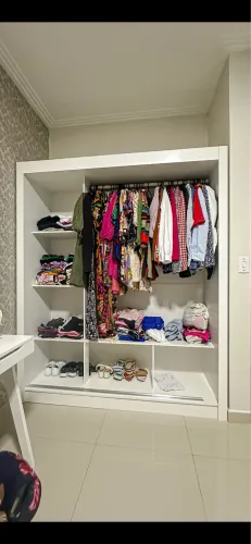 Guarda roupa com espelho Pequeno