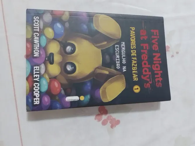 Livro Five Nigth at Freddy's
