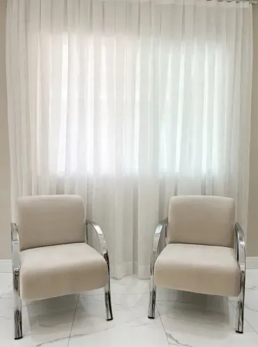 Vendo poltrona , braço de alumínio super conservada , tecido suede , fácil de lavar
