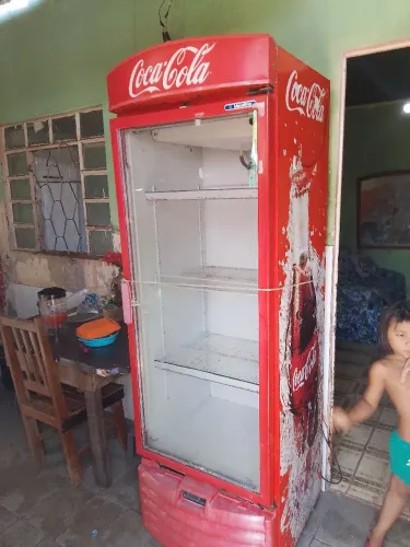 Vendo frizzer da Coca-Cola funcionando perfeitamente gelando muito bem precisa por borrach
