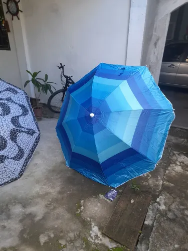 Vendo quarda sol de praia novo usado apenas uma vez entrego na regiao