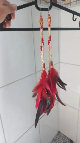 Brinco de penas vermelho