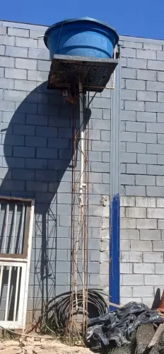Torre de caixa d água feita de vergalhão com a caixa