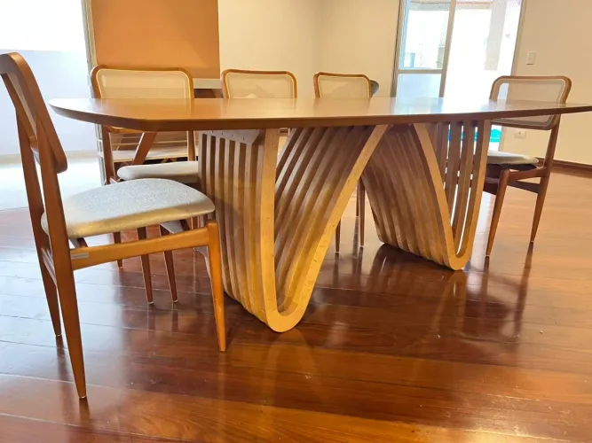 Mesa toda na madeira maciça