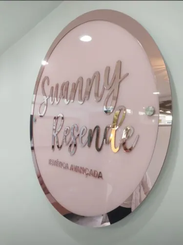 Placa de Acrílico com Espaçador Metálico | Visual Sofisticado