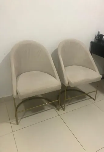 Kit com duas cadeira lua veludo bege base de ferro bege