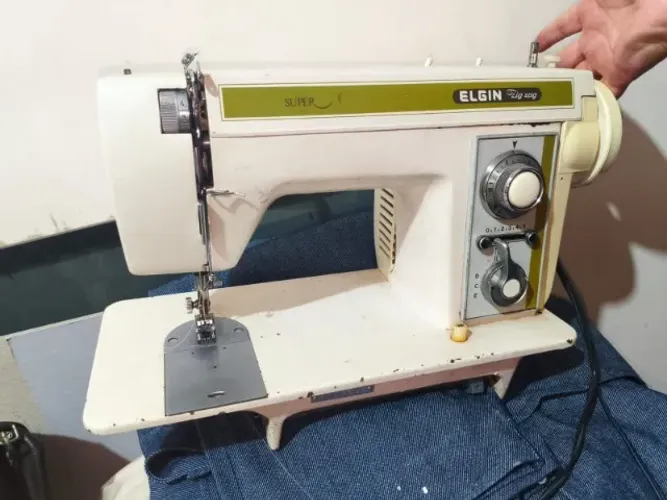 Máquina de costura Elgin Zig Zag Super