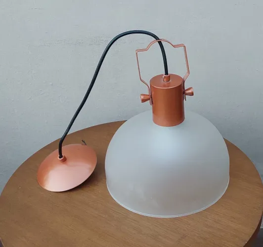 Luminaria pendente Rose Gold com cúpula em vidro 