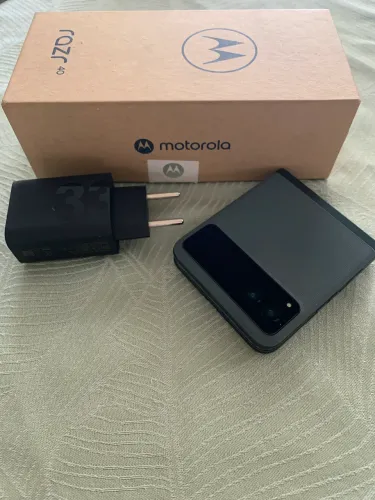 Vendo celular Motorola RAZR 40.