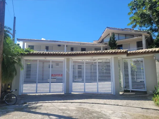 Casa com 8 suites- 150 mts da praia