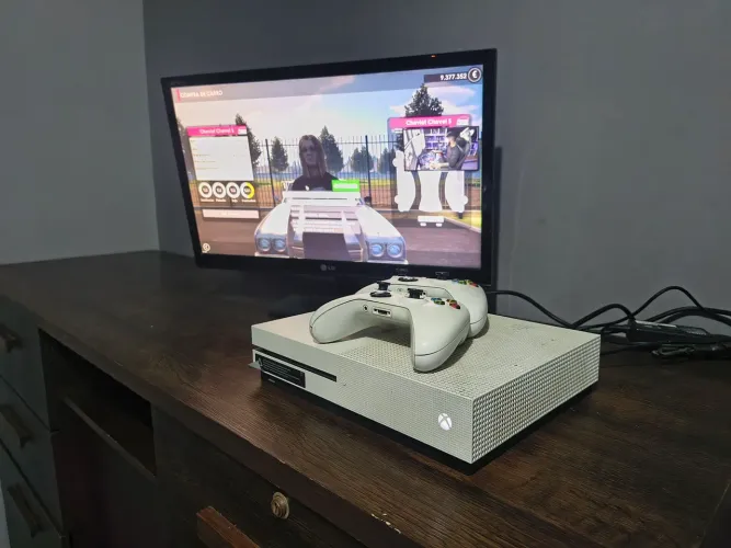 Xbox One S 500GB + 2 Controles| Leia a descrição!