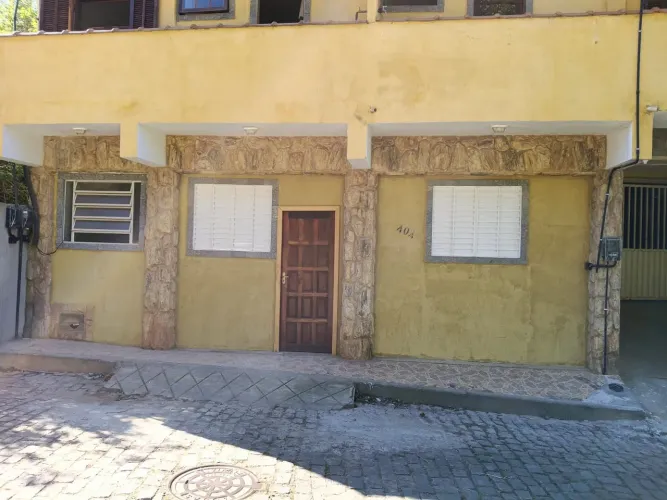 Casa 2 quartos, ônibus e carro na porta, sala, cozinha, banheiro blindex, não paga cond.