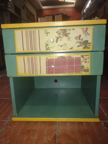 Vende-se Mesa de Cabeceira