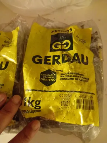 Pacotes de prego e rolos de arame de amarrar ferragens
