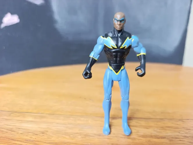 Raio Negro (Black Lightning) da linha DC Universe Infinite Heroes Crisis. Raridade loose