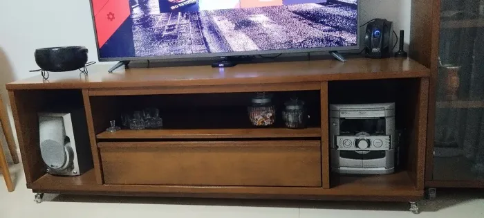 Vendo rack pra TV até 70 polegadas co cristaleira e painel pra enfeites.