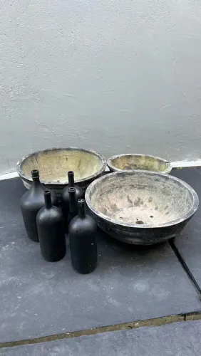 Vasos de cimento e jarros de vidro para plantas