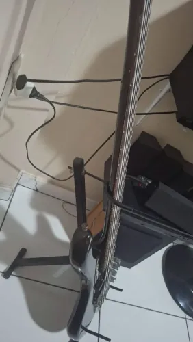 Contra baixo 5 cordas